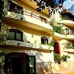 Luxury Villa Steps To The Beach & 5Ta Av, Amazing