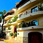 Luxury Villa Steps To The Beach & 5Ta Av, Amazing
